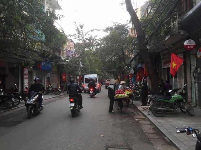 4日目<br />1月1日西暦の正月です。<br />ベトナムでは旧暦の正月（テト）を盛大に祝いますが、祝日ではあるようです。<br />各店にベトナム国旗が掲げられています。