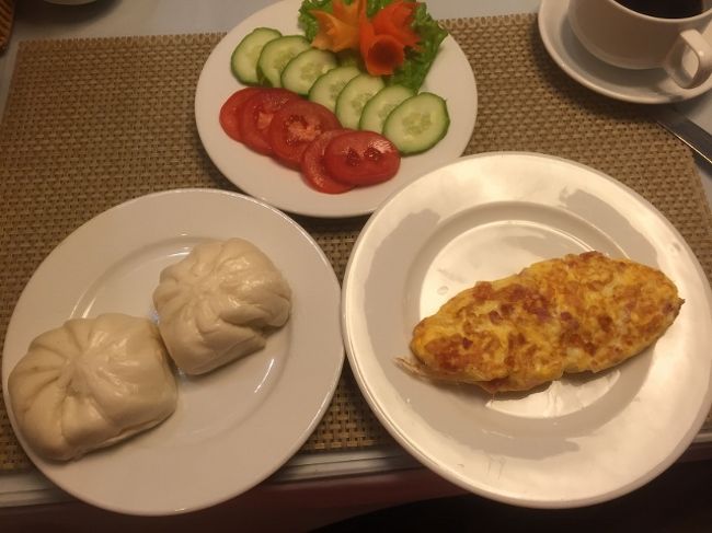 この日の朝食その１は、ホテルで。<br />軽めに豚まん、オムレツ、サラダ。