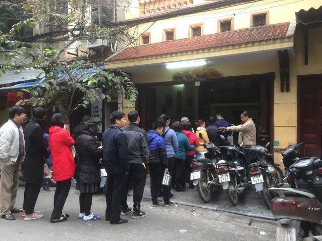 朝食その２は、<br />ハノイのフォーで最も有名な店、フォーザチュエンへ。<br />大人気で20人近く並んでいました。