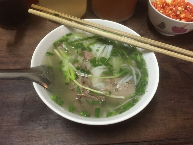 生の牛肉のを注文したつもりが、煮たのが出てきた。<br />違うといったけど、大行列だから作り直ししてもらえず。<br />まあ、こちらも美味しいのでよしとしましょう。