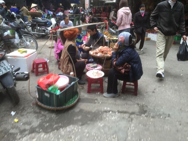 ドンスアン市場の建物の周りはこういった屋台や天秤棒の商売がいっぱい。<br />ゆでた蟹を食べられる。