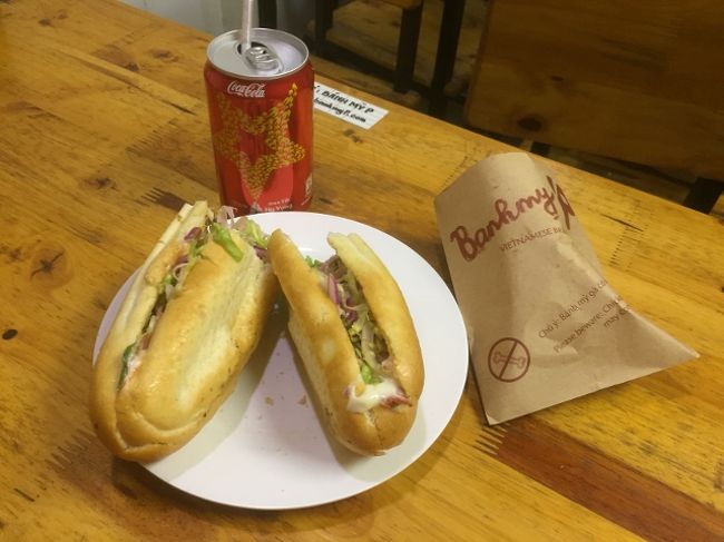 もっともオーソドックスなパテとチャーシューをはさんだもの。<br />ちょっと甘めのソースと相性がよく、パンもパリパリで美味い。