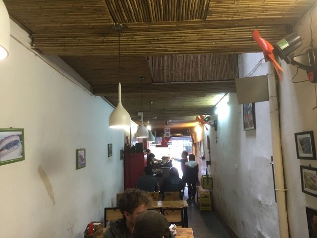 間口は狭いがうなぎの寝床のように奥行きがあり中に席がある。<br />欧米人にも大人気。