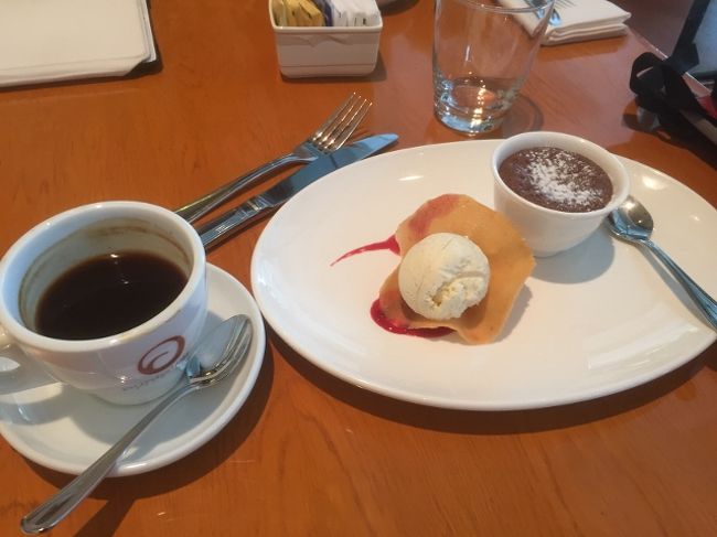 午後から餅つきがるという情報しかなく、何時からか知らずに来たら午後2時から。<br />着いたのが早かったので1階ノレストランでコーヒーとチョコスフレ。<br />さすがニッコーハノイ、日本と変わらないような味とお値段。