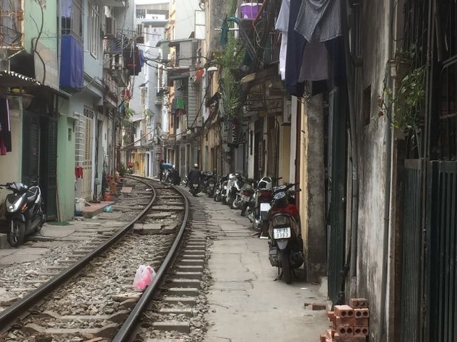 まだ時間があるので周囲をぶらぶら。<br />ハノイ駅のすぐ南くらいなので線路沿いに行くと、狭い隙間にバイクがいっぱい駐車している。完全に生活空間と化している。