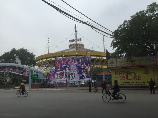 ホテルの南側は常設のサーカスが。<br />公演は朝と夜の２回。昼間はなぜかカラオケ屋さんと化す。