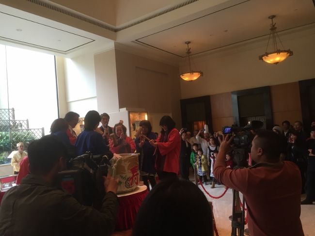 午後２時になり餅つき大会開始。<br />まずは鏡開きから。<br />年男・年女の人が呼ばれて掛け声とともに。<br />あとでお酒がふるまわれました。