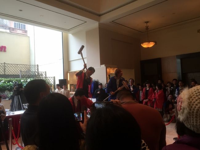 そのあと餅つき。<br />ホテルのマネージャーと思しき人はもちを搗くのがめちゃくちゃうまい。<br />このあと年男・年女がつきました。