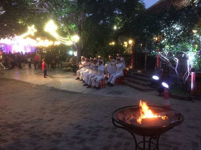 旧市街に戻りフィビマートで買い物したりしていったんホテルへ。<br />夕食は太湖の北東にあるセンタイホへ。<br />途中に遊園地があったりして一大行楽地の一角にある巨大なブッフェレストラン。