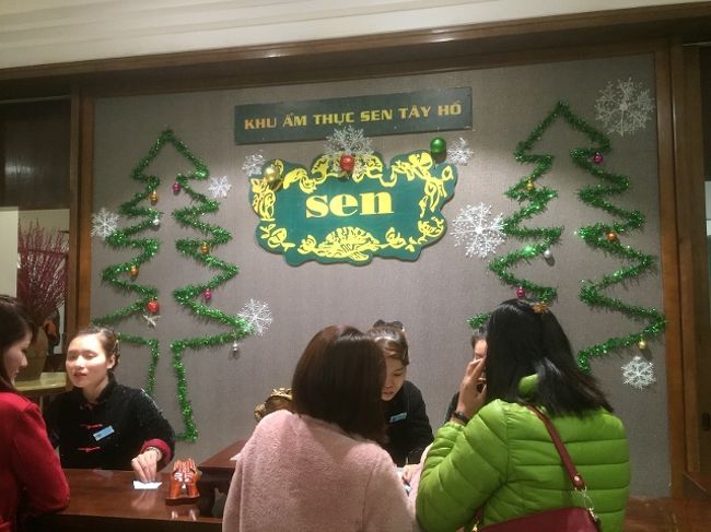 メールで事前に予約していて、ちゃんと取れていた。<br />６時開店とのことだったが、５時４０分くらいに着くと、料理が用意できているところはすでに食べられるようだ。<br />