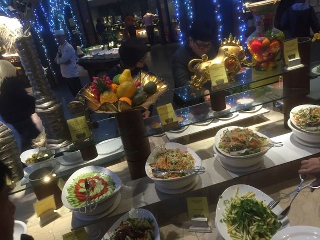 ここはインターナショナルブッフェとベトナム料理の２か所あり、インターナショナルでもベトナム料理がたくさんあるというので、迷わずインターナショナルへ。<br />サラダだけでも１０種以上あるが、ほとんどベトナム料理かベトナム風な気がする。