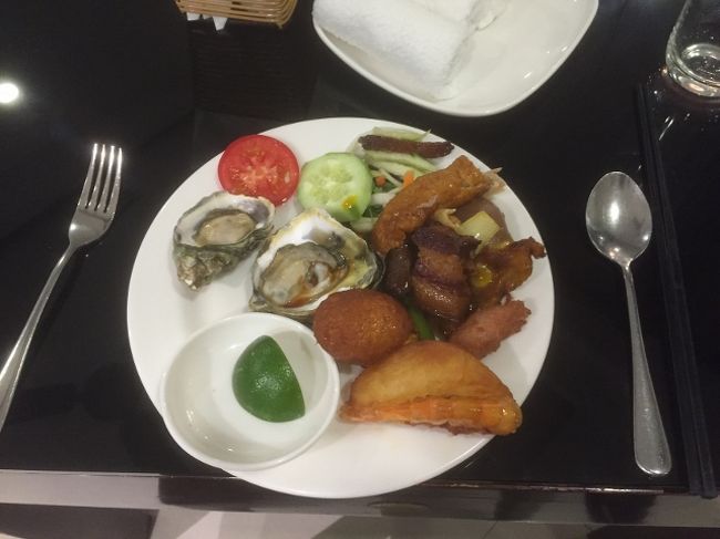 １回目に取ってきたのはこちら。<br />生のカキがある。新鮮そうなのでトライ。臭くなく美味しい。<br />それ以外の料理もなかなか美味しい。