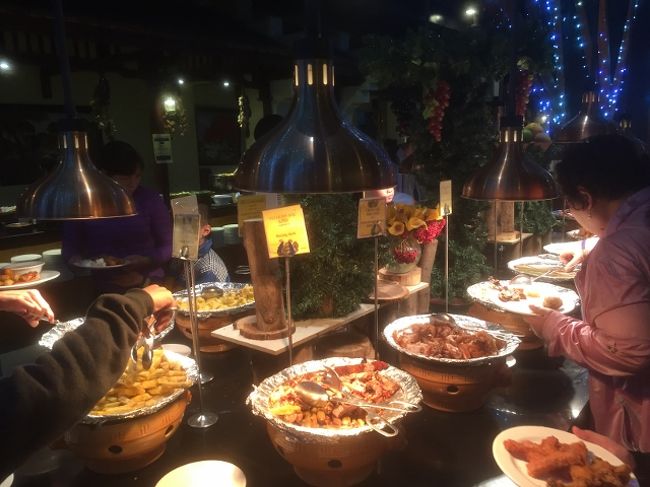 こちら揚げ物コーナー。<br />この時点で６時くらい。<br />席が数百席あり、まだまだ空きが多い。<br />それでもけっこうにぎやかになってきた。