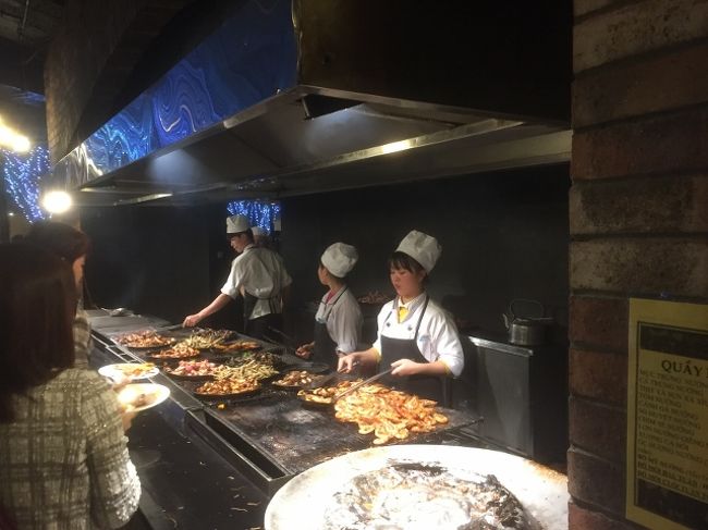 グリルでエビや鶏肉などを焼いている。<br />こういう風に目の前で調理している所もあった。