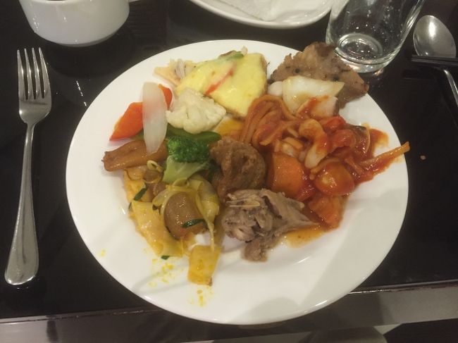 ３皿目。<br />パスタとピザがあったので食べたが、これはう〜ん、な味。<br />インターナショナル感があるのはこれらくらい。<br />あとはほとんどベトナム料理系です。