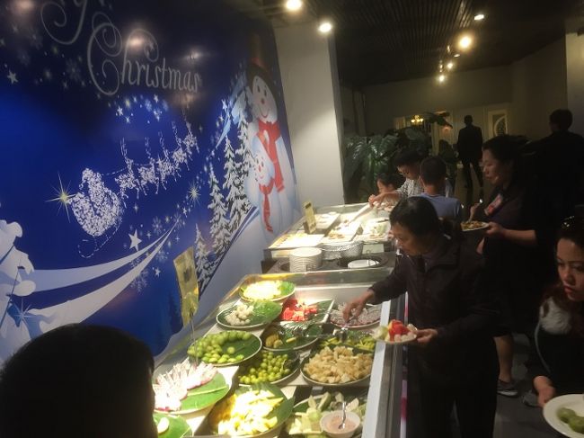 こちらはフルーツ・デザートコーナー。<br />たくさん種類があります。<br />