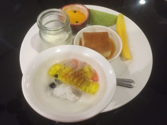 自分でチェーを作ることができるのでやってみたらけったいな仕上がりに。<br />食べると美味しかったですが。<br />もうお腹いっぱい。<br />客をのせてきたタクシーをつかまえ旧市街に戻ります。<br />