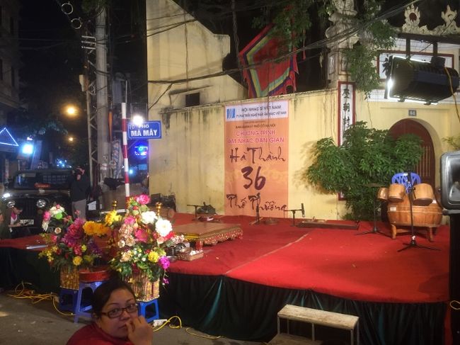 ホアンキエム湖の北側の一部は昨日の大晦日に引き続き、夜は歩行者天国になってました。<br />街中に特設ステージを作り、このあと演奏会があるようです。