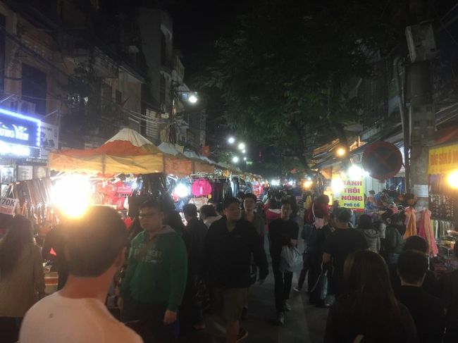 こちらはハンガン通りのナイトマーケット。<br />とんでもない人の量。<br />売っているものは現地の人向けで、欲しいものはまったくなかったけど<br />ぶらぶら歩くには楽しい。<br /><br />４日目終了。