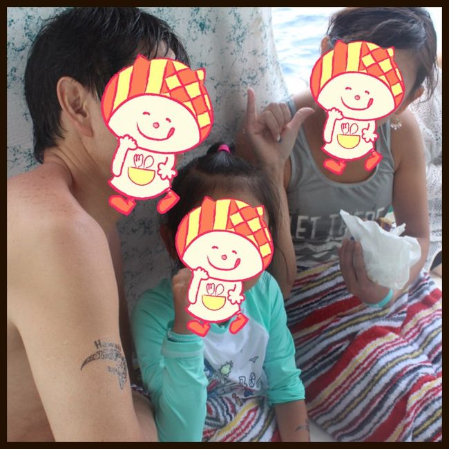 クルーから今日参加してくれたお礼に、みんなにドルフィンタトゥーをプレゼント！<br /><br />1週間位で落ちるよ。と言っていたこのタトゥー。<br /><br />2週間以上経った現在、、パパの腕にはまだ半分ついてます。笑<br /><br />ママは無理やり落としました。うっすらイルカの日焼け跡が。。笑