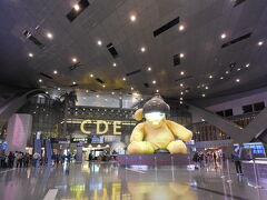飛行機を降りると、ここからは日本語が通じません。一気に外国に来ている緊張感に包まれ、気持ちが外国モードになります。
手荷物検査を終えて出発フロアに出ると、旅の目的の一つである黄色い熊に会うコトができました