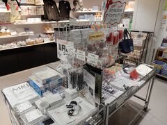 売店には、お土産品の中にMRJグッズも…。