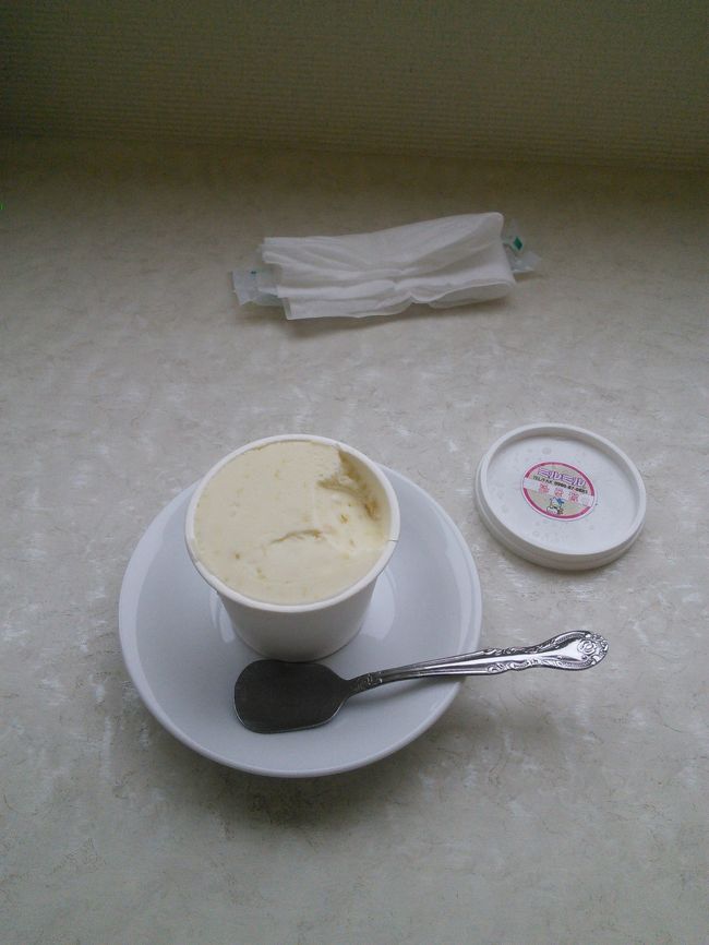 近くのカフェで休憩。<br />ミルミル本舗のアイスを食べました。<br />ガイドブックでよく見る名前です。<br />「島豆腐」というのにしました。<br />あっさりしてて、甘すぎず、私ごのみ。<br />意外にも豆腐が合っている！