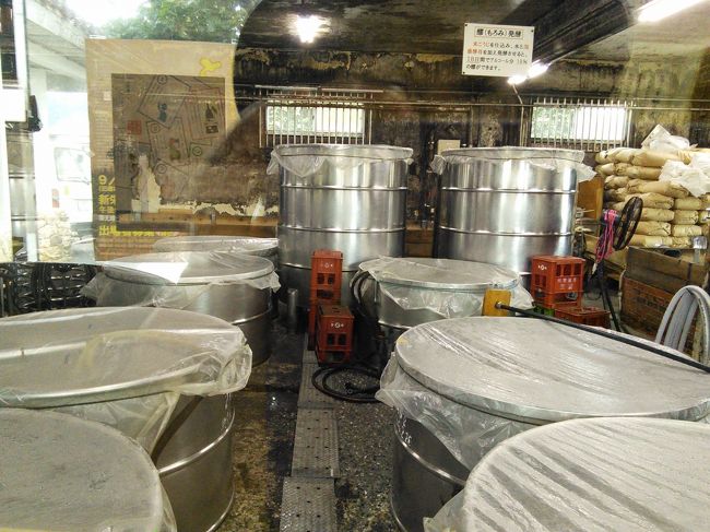 次に、近くの高嶺酒造へ。<br />泡盛作りの様子がちょっと見られます。<br />ここには、日本人や中国人の観光客が来ていました。