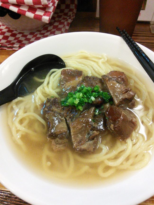 次のバスで帰ってきました。<br />ユーグレナモールで昼食。<br />ソーキそば、すごく好きです。