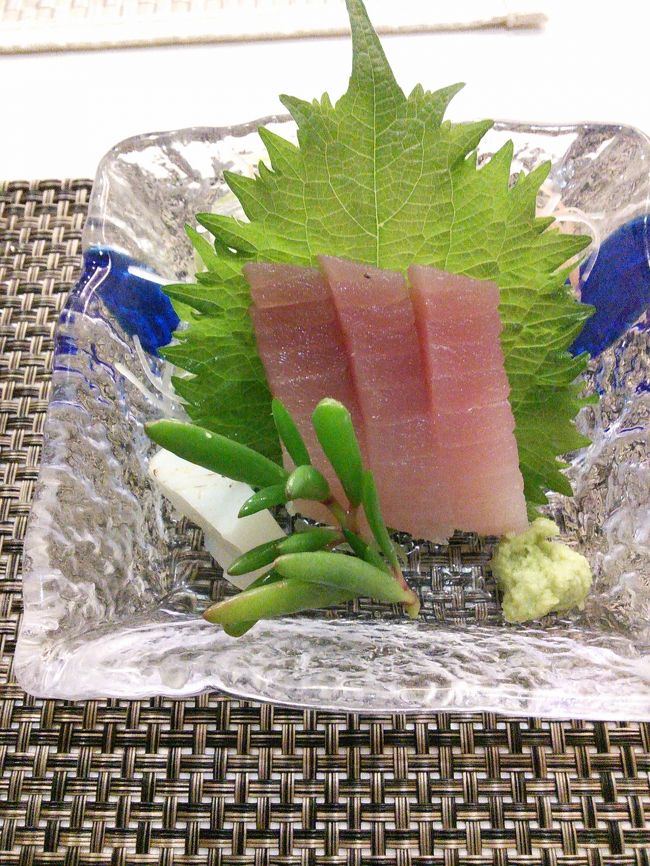 今夜は、ホテル内のレストランでご飯を食べます。<br />セットメニューもいくつかあるので、一人でも大丈夫です。<br /><br />食べかけ写真が続き、すみません。<br />いかのお刺身がおいしかったです。