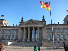 ネットで予約しておいたので予約時間に
国会議事堂に無事入館できました。

ドイツ連邦議会議事堂 Deutscher Bundestag
http://4travel.jp/travelogue/11094259