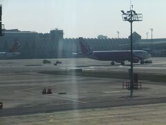 到着しました。高雄国際空港 (KHH)

予約するかどうかまよったピーチがとまっています。