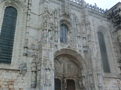 次は徒歩５分のジェロニモス修道院へ。美しい装飾の南門をパチリ。強い雨が降っているからか観光客はまばらでした。