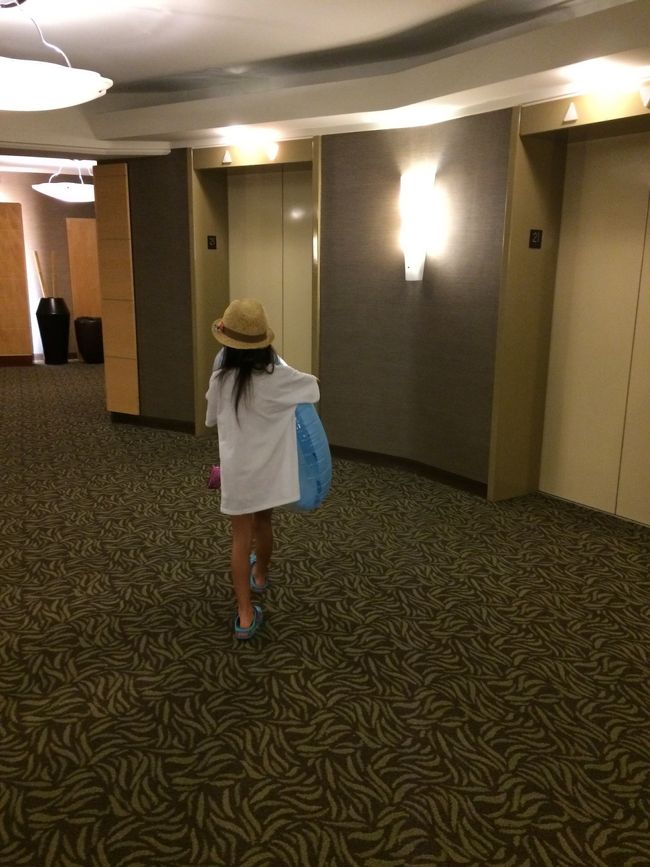 寝起きでサクッと水着に着替え、先に場所取りをしてくれていたパパの待つPoolへ〜