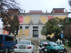 見つけました、国立古美術館。ここまで徒歩で２０分はかかりました。階段はけっこうキツイ。