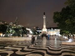 帰りは市電１５番に乗ってフィゲイラ広場へ戻りました。日が暮れて、ロシオ広場はライトアップされます。雨が降っていなければにぎやかなのでしょう。石畳の文様が素敵です。