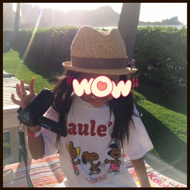 今度は娘が撮影隊。笑<br />何度かビデオを撮らせたのですが、意外にうまい！笑<br /><br />今回新しく購入してきたこちら。<br />旅先ではどこへ行ってもPool&amp;Beachタイムが多い我が家にピッタリのウォータープルーフハンディーカム。<br />なかなかウォータープルーフってなくて、、<br />前回は出発前にSONYのアクションカムを購入して持ってきたんだけど、ズームが出来ない！<br /><br />これは、軽いし普通のハンディーカムで使えるしピッタリ！<br /><br />これで昨日、ママは、パパ・娘に見せる為に必死でイルカを撮影しました。笑