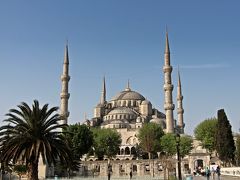 母と旅したトルコ。そのトルコが、今、揺れている。

2016年1月12日。
イスタンブールの一番の観光名所であるスルタン・アフメット広場で自爆テロがあり10人の方が亡くなられた。
母と私が滞在したホテルがあったのも、スルタン・アフメット広場の傍。
3日間のイスタンブールの滞在で、この広場は母と私の通り道だった。
母との旅の時期が異なっていたならば、巻き込まれていたかもしれない自爆テロ。
そんなことがあの場所で起きてしまったなんて…と言葉を失った。

母が旅行記の冒頭文で書いていた文章。
“古の昔から、この地では大らかな心が育まれてきました。
自分達以外の文化も認め、決して相手を追い詰めず、皆が平和に暮らせるように、全てが無に帰ってしまうことが無いように…”

他人を認め、信仰する神以外も許容する文化、そんなおおらかさが古の昔からこの西アジアにはあった。
今、戦いを繰り広げようとしている人達、彼らはそんな民族のおおらかな心を忘れてしまったのか…。
宗教を錦の御旗として掲げ、テロ行為を繰り返し、憎しみの連鎖を生む集団。
彼らの根底にあるのは多分、宗教ではない何か…、それは、憎悪なのか、反発なのか…。

包容力がある文化を培ってきたトルコとその周りの国々。
平和的解決は難しいのかもしれないが、古より培ってきた彼らの大きな包み込む力。
その包容力でテロ組織の頑なな心を溶かすことが出来れば…なんて思うのは甘い考えなのだろうか…。