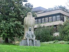 メトロ・ブルーラインでセン・セバスティアン駅で下車。グルベンキアン美術館へ。リスボアカードの割引で４ユーロ。