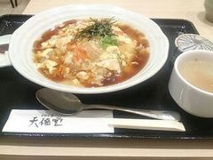 ホテルにチェックイン後、JR奈良駅横のビエラ奈良２階の天極堂さんで葛あんかけごはんの晩御飯。親子丼の具に葛のあんかけという感じでした。不思議な食感だったけどおいしかったー。ごちそうさまでした。

さて、早く寝て、明日に備えましょう！