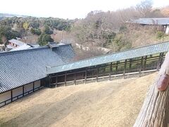 この後、食堂でお茶をいただきました。
セルフサービスでお茶とお水がいただけますよー（無料です）
お水取りの時に使う松明の実物も見られます。