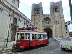 レスタウラドーレス駅からメトロでバイシャ・シアード駅まで行き、そこから南下し、市電２８番に乗車。あっという間にカテドラル前に到着。