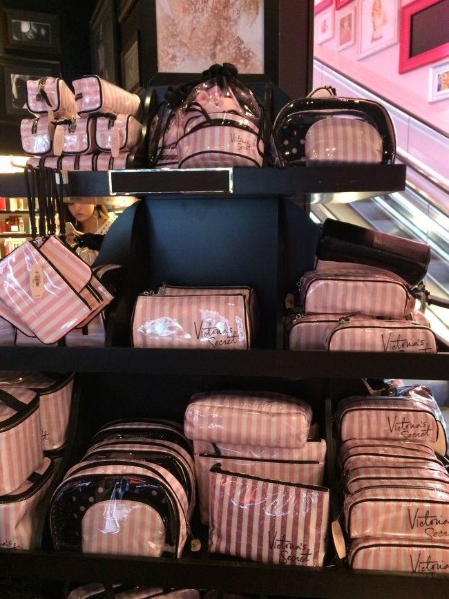 ポーチ大好き。笑<br /><br />そろそろ、父娘が上がってくる時間帯になったので一度ホテルへ戻りま〜す。。