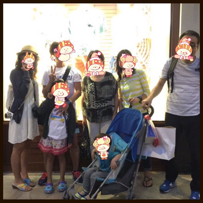 お店を出た所で突然声を掛けられ、、<br /><br />なんと、バッタリパパの昔の教え子ご家族と遭遇〜<br /><br />とりあえず記念にパチリ。笑<br /><br />また日本で。。