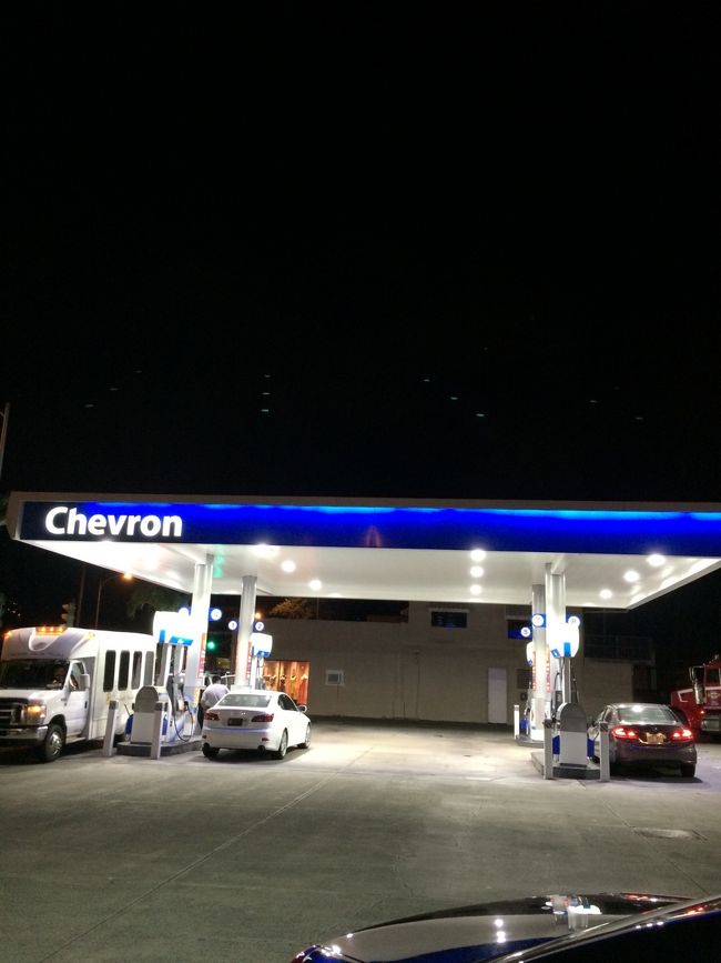 乾燥機を回してる間に急いでもう一軒！車で向かいます。。<br /><br />出た！そろそろまたタイヤのAirが怪しい。。ので、スタンドへ