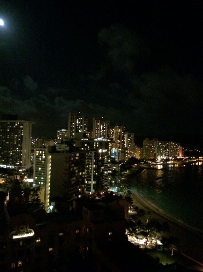 波の音を聴きながら、、<br />ワイキキのこの景色。<br />この時間が本当好き...