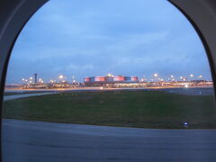 最初にカタールを離陸してから10時間、4時間遅れでパリに到着しました。長かった。。
500人位が一斉にイミグレーションに向かうので大混雑です。トイレに行ってて出遅れた私は、通過に30分程かかってしまいました。

私の順番が来てパスポートを渡すと、次の瞬間にはハンコ押されて返されました。ちゃんと写真のページ見て本人か確認したー？