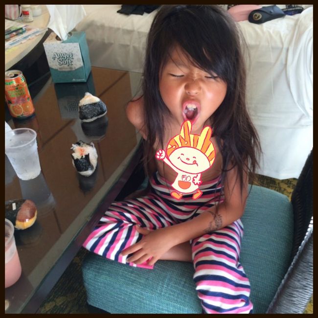 昔から食べるのが遅い娘。。<br />相変わらずちんたら、、<br /><br />お行儀悪いなぁ。。<br />しかも上くらい着てほしい