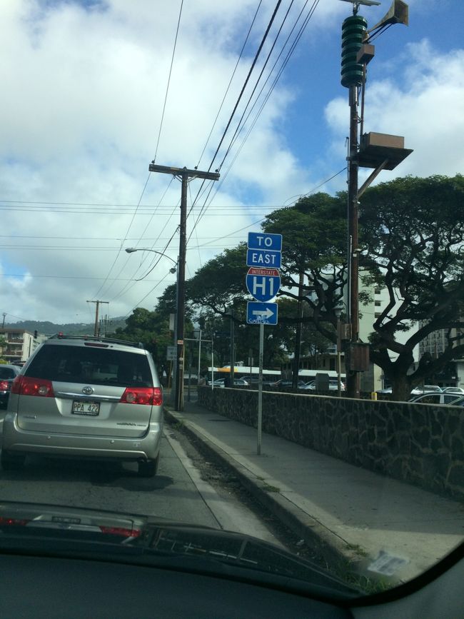 まずは、ワイキキから車でH1に乗り少し走り、、 EXIT26Bで降りたらすぐのところにある、、