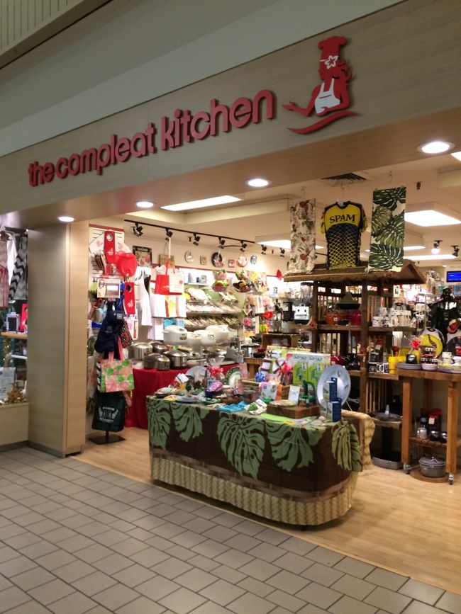 お次はここ！<br /><br />本当はのんびり端から端までみたいけど、時間がない為行きたいSHOPのみ。。 <br /><br />今回は本当のんびり買い物が全然出来なかった気がする、、<br /><br />まだまだ買い物よりもプール！の娘。 年齢的に仕方ないけど、、 せっかくの海外。女の子は買い物だって楽しいんだよ〜ってママは思うのに。。<br /><br />もう少し大きくなるまで我慢です。<br /><br />